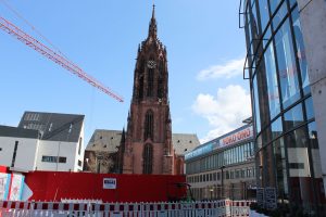 Diesen Blick auf den Frankfurter Dom gibt es seit dem Bau des Stadthauses nicht mehr. Die Bebauung des Dom-Römer Areals wird für die Stadt finanziell ein Fass ohne Boden.