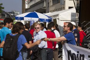 Stadtverordneter Michael Müller unterstützte die Protestaktion vor dem Stand der Bundeswehr.