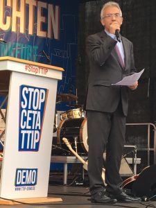 Auf der Kundgebung am 17. September hatte Oberbürgermeister Peter Feldmann noch auf die Gefahren von CETA hingewiesen. Viele Sozialdemokraten sind mit ihn einer Meinung - bis auf den Parteivorstand. Bild: PIA Frankfurt
