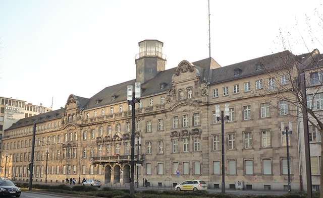 Seit Jahren steht das ehemalige Polizeipräsidium leer. Jetzt will die Landesregierung das Areal wieder zum Verkauf anbieten. Die Gelegenheit, um dort dringend benötigte Sozialwohnungen zu bauen. 