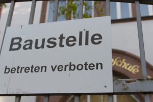 Der Investitionsstau in Frankfurt muss schleunigst behoben werden, sei es bei den Schulen oder bei der Infrastruktur. 