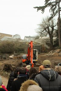 Bagger und Publikum bei der Veranstaltung erster Baggerbiss für die neue Pinguinanlage