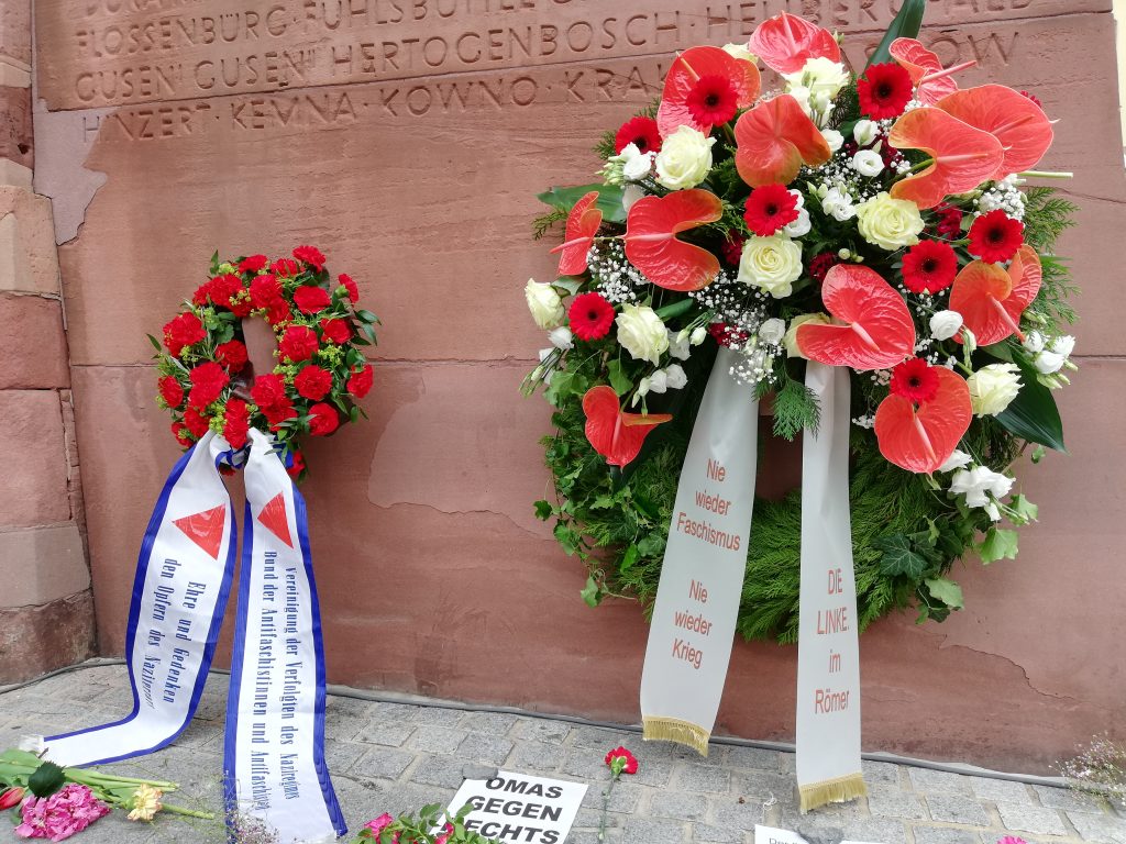 Gedenkkränze der VVN-BdA und der Fraktion DIE LINKE. im Römer am Mahnmal für die Opfer des Naziterrors