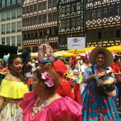 Folklore aus aller Welt auf dem Römerberg.