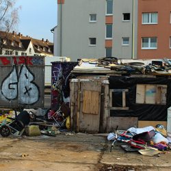 Auf einem Industriegelände im Gutleutviertel lebten die Menschen unter unwürdigen Bedingungen. Letztes Wochenende gab es dort einen Brand, der von den zuständigen Behörden als Grund für eine Räumung gesehen wurde.